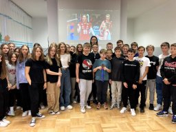 Rok szkolny 2023-2024 - 17 - Spotkanie z MagdalenÑ Jurczyk i turniej siatkówki